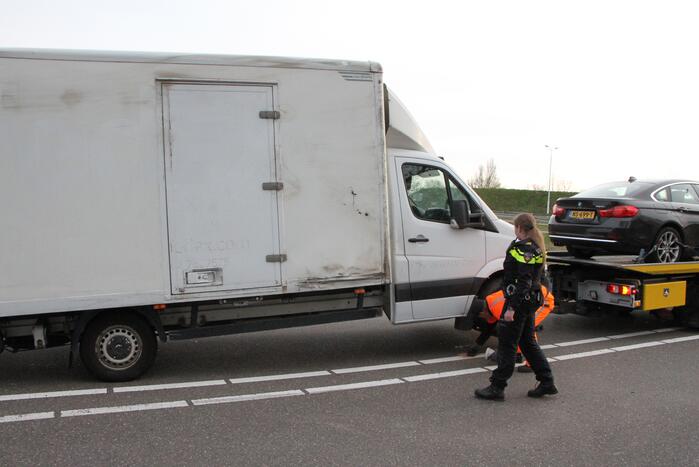 Bakwagen valt op zijkant in bocht