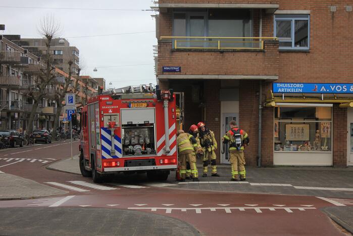 Brandweer blust brand met brandblusser
