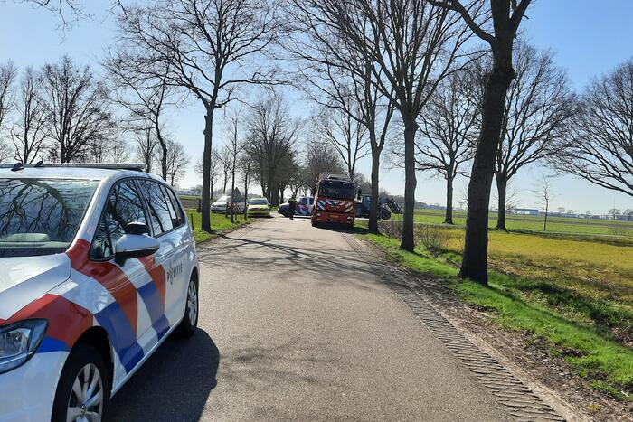 Bestuurder overleden na aanrijding tegen boom