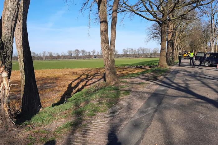 Bestuurder overleden na aanrijding tegen boom