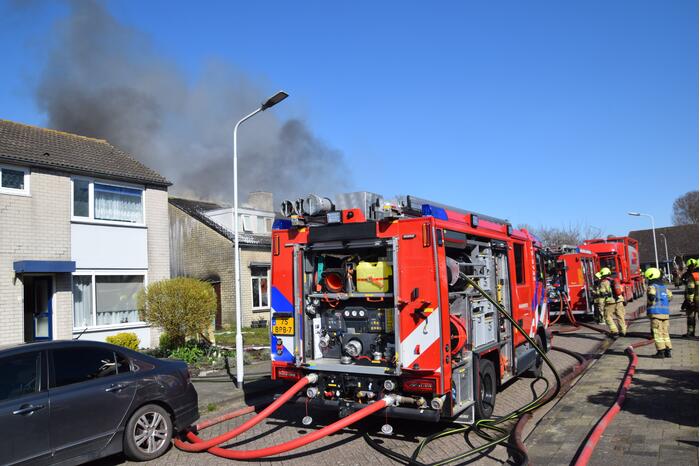 Gasflessen ontploft bij grote brand