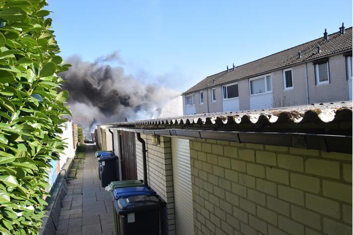 Gasflessen ontploft bij grote brand