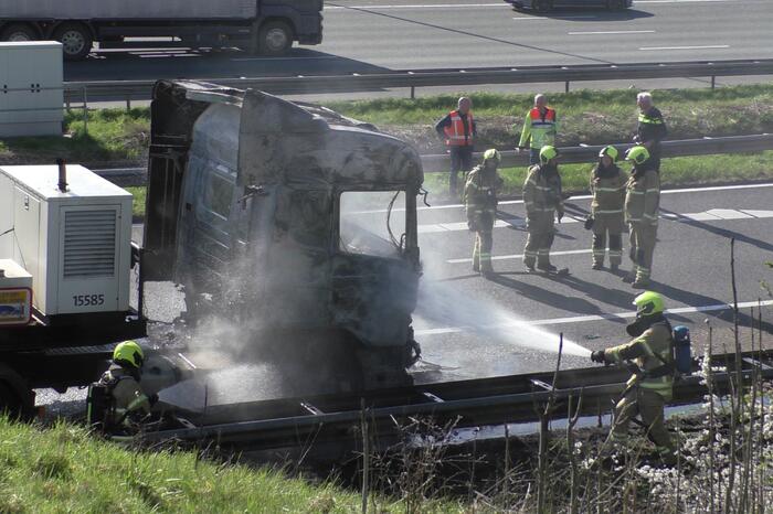 Vrachtwagen in brand op snelweg