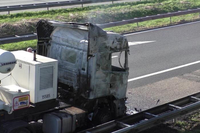 Vrachtwagen in brand op snelweg