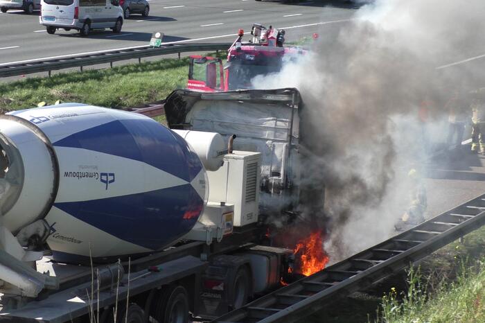 Vrachtwagen in brand op snelweg