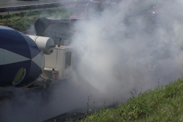 Vrachtwagen in brand op snelweg