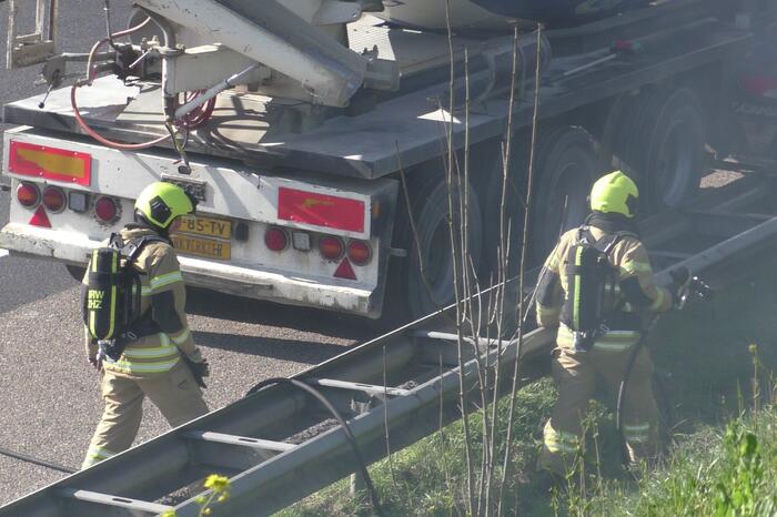 Vrachtwagen in brand op snelweg