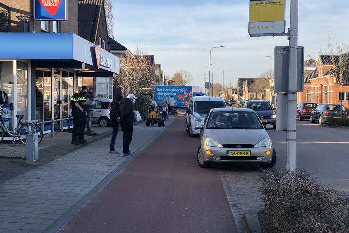 Fietser en personenauto met elkaar in botsing