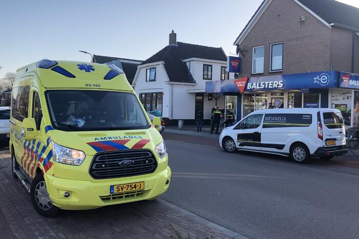 Fietser en personenauto met elkaar in botsing