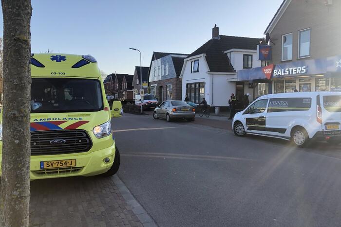 Fietser en personenauto met elkaar in botsing