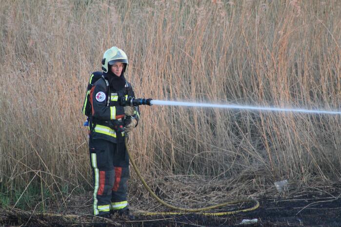 Brandweerboot helpt mee met blussen bij bermbrand