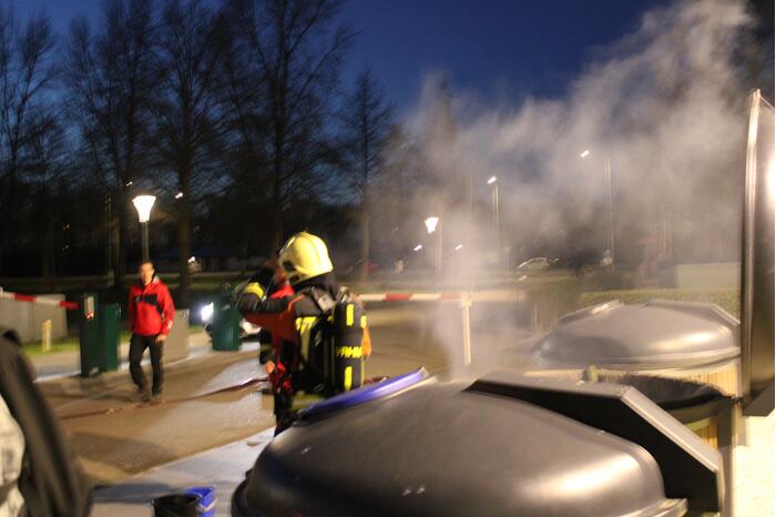 Brandweer blust brand in container