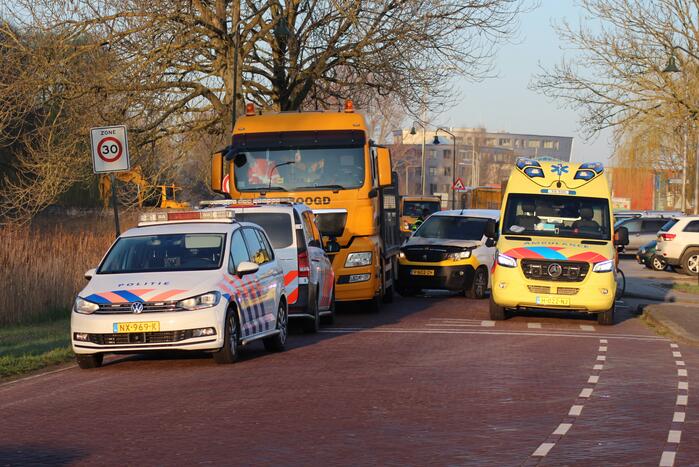 Bestelbus botst op stilstaande vrachtwagen