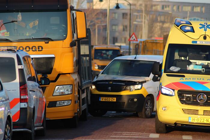 Bestelbus botst op stilstaande vrachtwagen