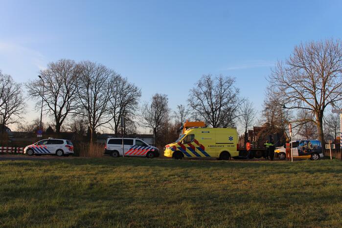 Bestelbus botst op stilstaande vrachtwagen