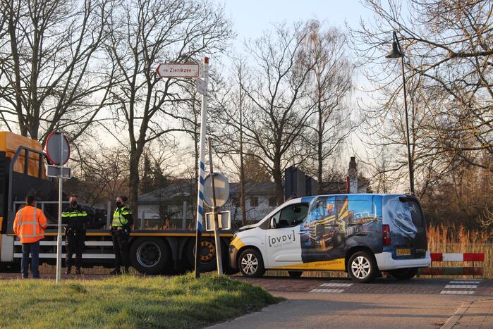 Bestelbus botst op stilstaande vrachtwagen