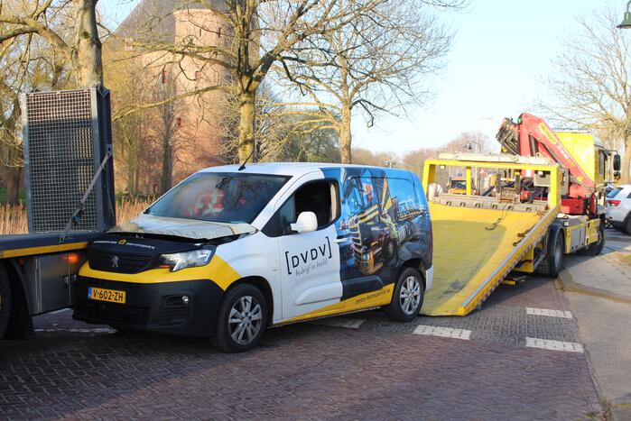 Bestelbus botst op stilstaande vrachtwagen