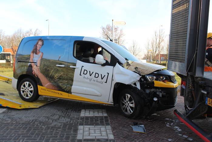 Bestelbus botst op stilstaande vrachtwagen