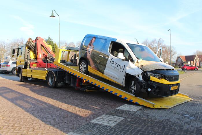 Bestelbus botst op stilstaande vrachtwagen