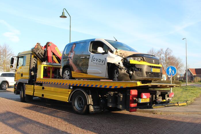 Bestelbus botst op stilstaande vrachtwagen