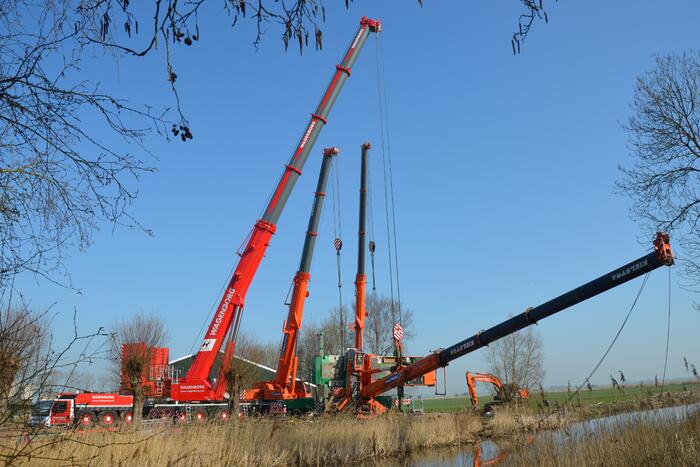 Telescoopkraan kantelt tijdens werkzaamheden