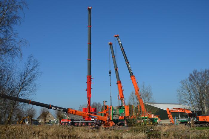 Telescoopkraan kantelt tijdens werkzaamheden