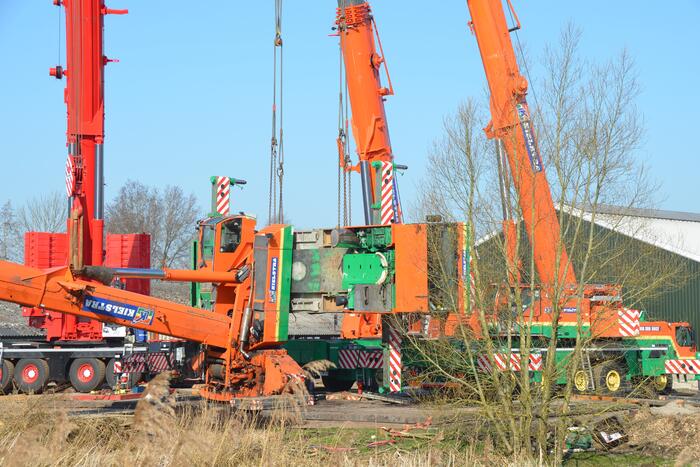 Telescoopkraan kantelt tijdens werkzaamheden