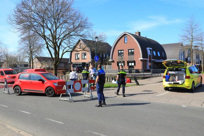 Motor en auto botsen op splitsing