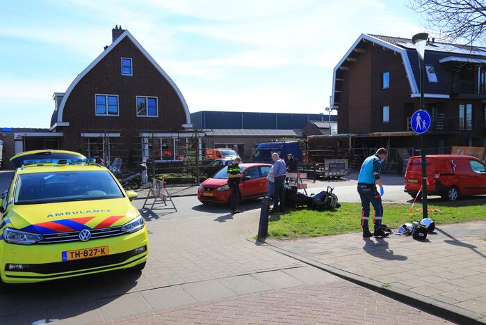 Motor en auto botsen op splitsing