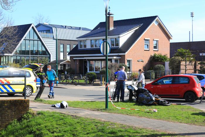 Motor en auto botsen op splitsing