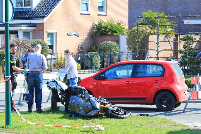 Motor en auto botsen op splitsing