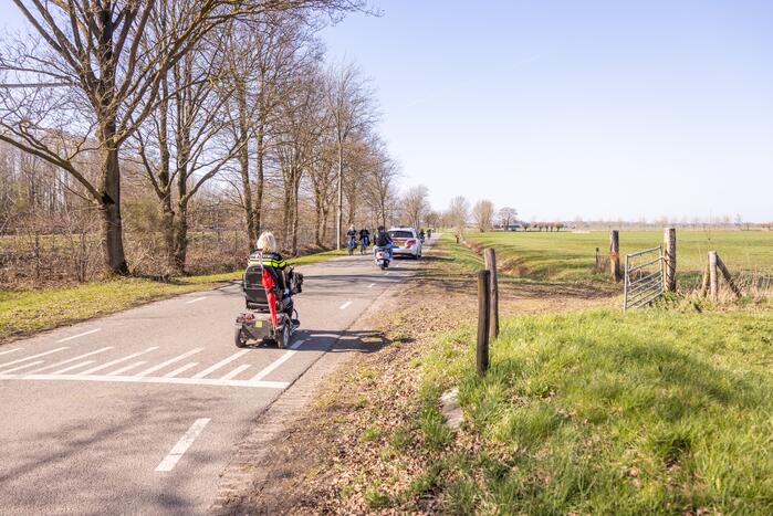Man belandt met scootmobiel in droge sloot