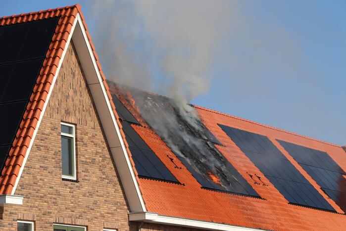 Zonnepanelen vliegen op dak in brand