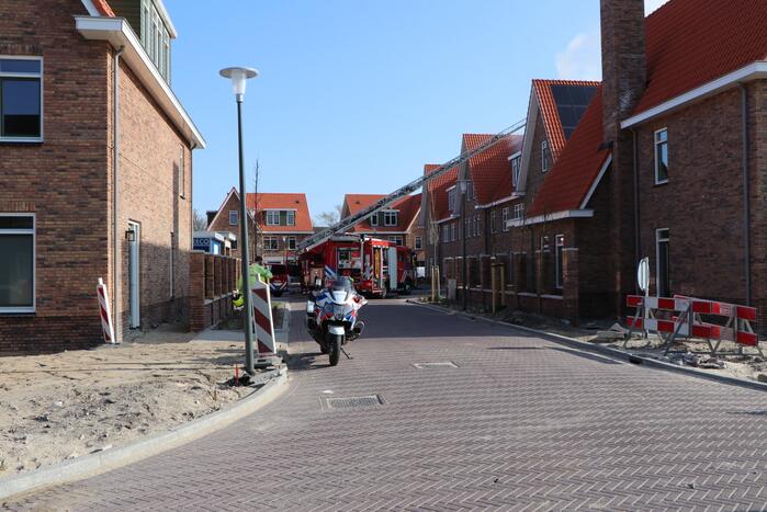 Zonnepanelen vliegen op dak in brand