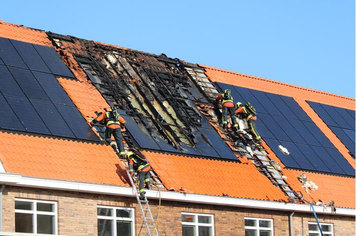 Zonnepanelen vliegen op dak in brand