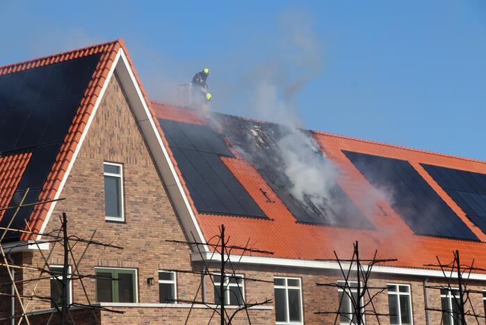 Zonnepanelen vliegen op dak in brand