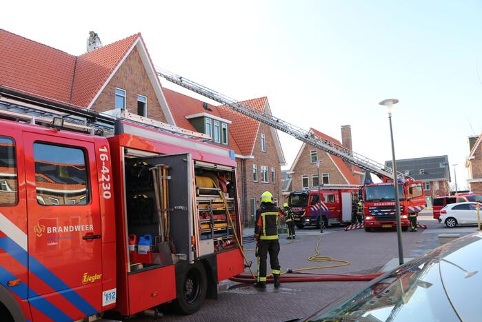 Zonnepanelen vliegen op dak in brand