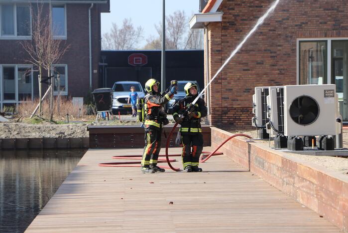Zonnepanelen vliegen op dak in brand