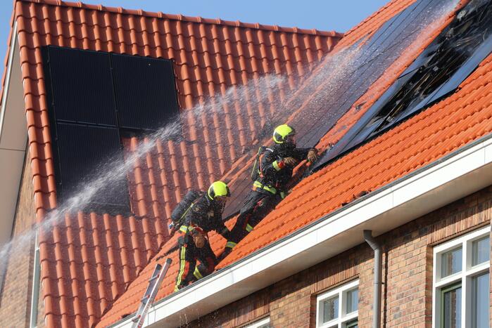 Zonnepanelen vliegen op dak in brand