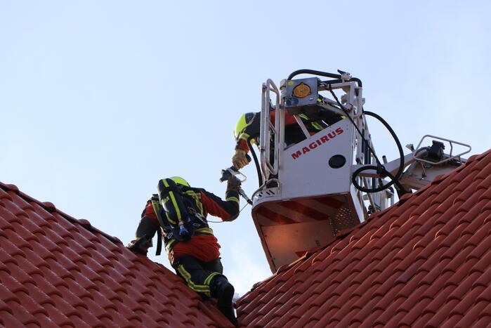 Zonnepanelen vliegen op dak in brand