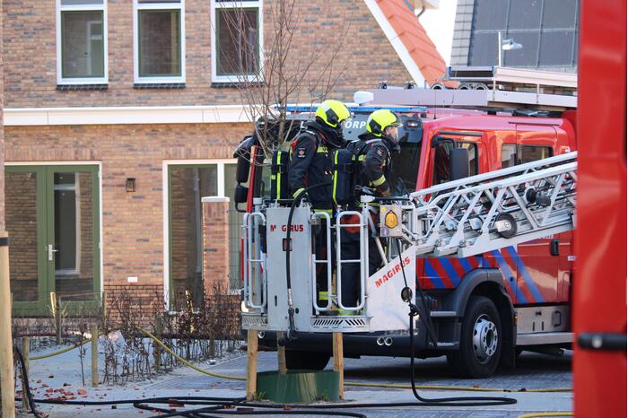 Zonnepanelen vliegen op dak in brand