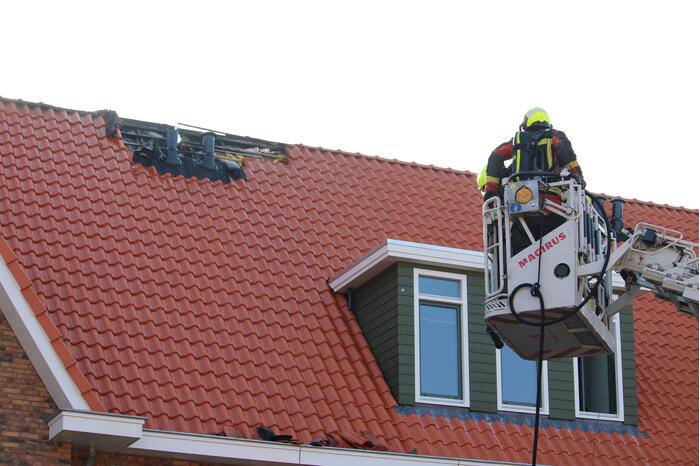 Zonnepanelen vliegen op dak in brand