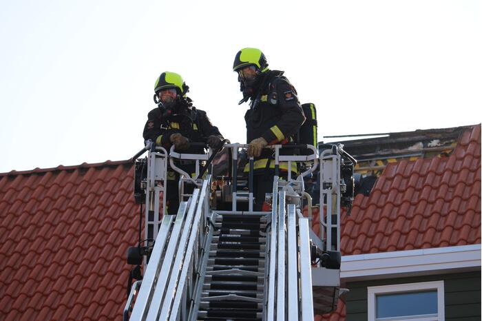 Zonnepanelen vliegen op dak in brand