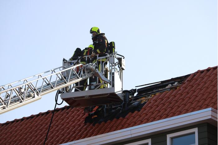 Zonnepanelen vliegen op dak in brand