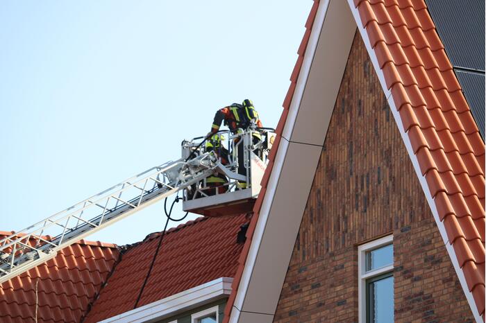 Zonnepanelen vliegen op dak in brand