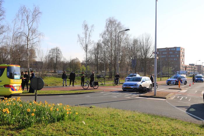 Scooter rijdt tegen auto aan