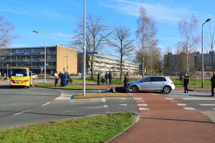 Scooter rijdt tegen auto aan