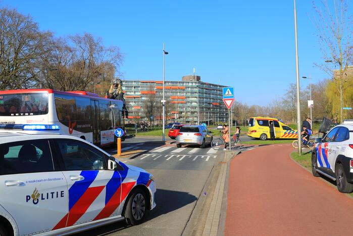 Scooter rijdt tegen auto aan
