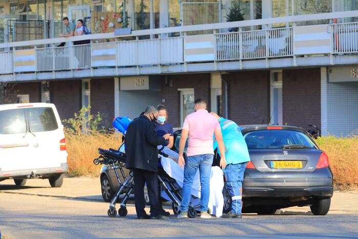 Scooter rijdt tegen auto aan