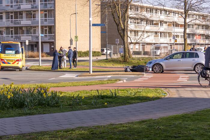 Scooter rijdt tegen auto aan